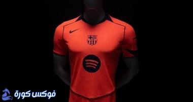 برشلونة يحتفي بالستة بألوان قميصه الثالث الجديد