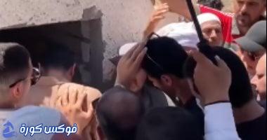 محمد الشناوى يودع والده بنظرة أخيرة