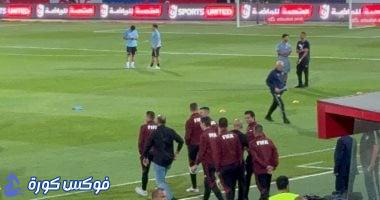 وصول طاقم التحكيم الإسباني لقيادة مباراة الأهلي وبيراميدز في استاد السلام