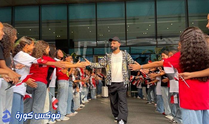محمد صلاح يتلقى تحية خاصة في مطار القاهرة قبل معسكر المنتخب