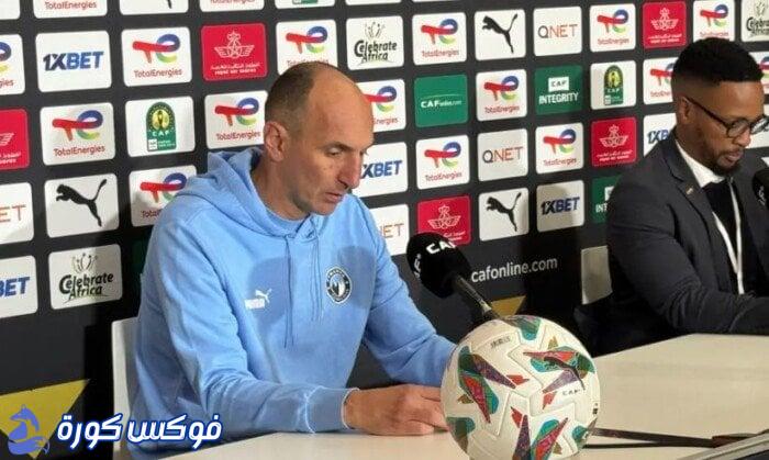 يورتشيتش يتابع مباراة بيراميدز ضد الجيش الرواندي من خارج الملعب
